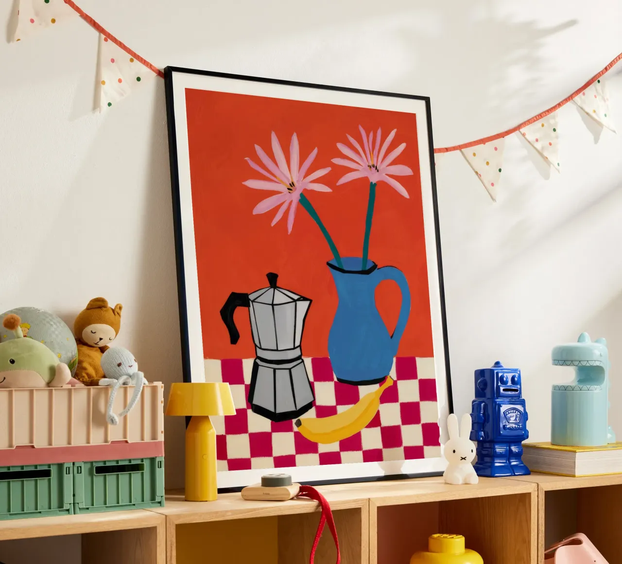 Pentola per moka con piano a scacchi poster con telaio in legno da Muse Artworks