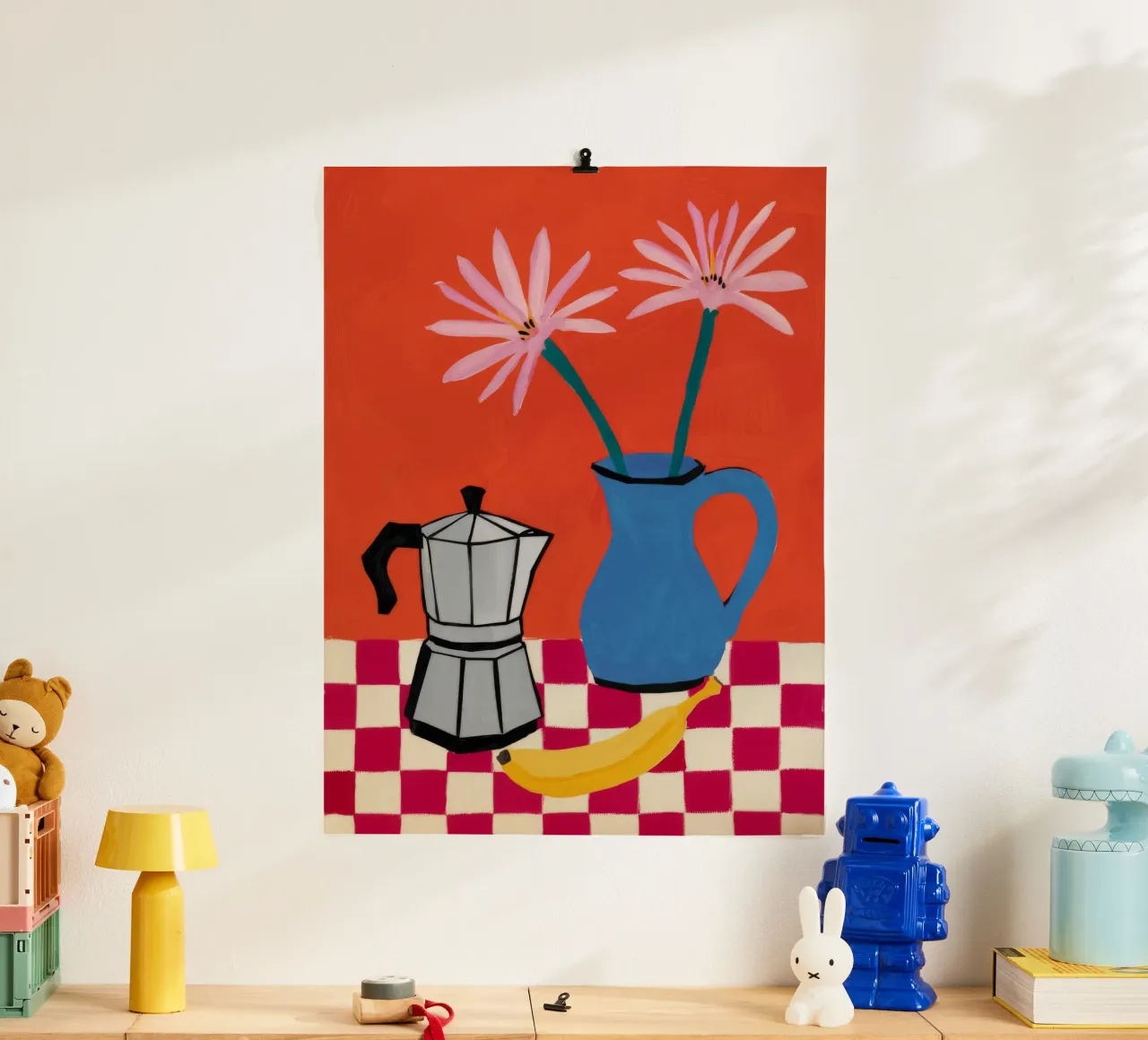 Pentola per moka con piano a scacchi poster con telaio in legno da Muse Artworks