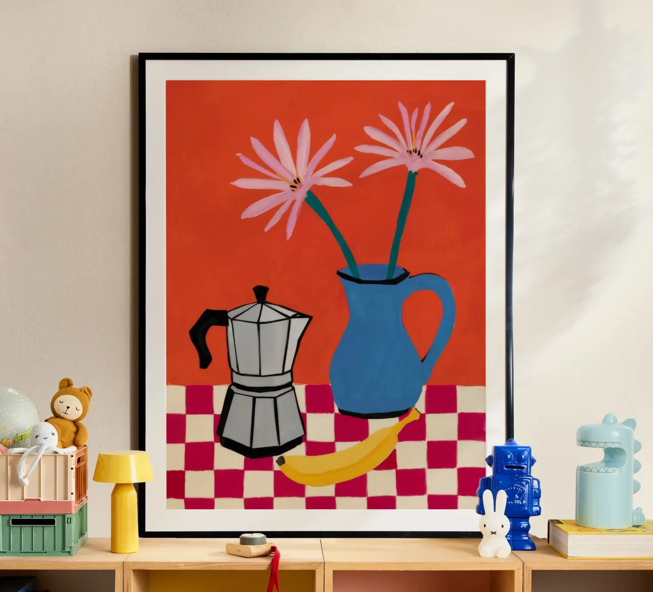Pentola per moka con piano a scacchi poster con telaio in legno da Muse Artworks