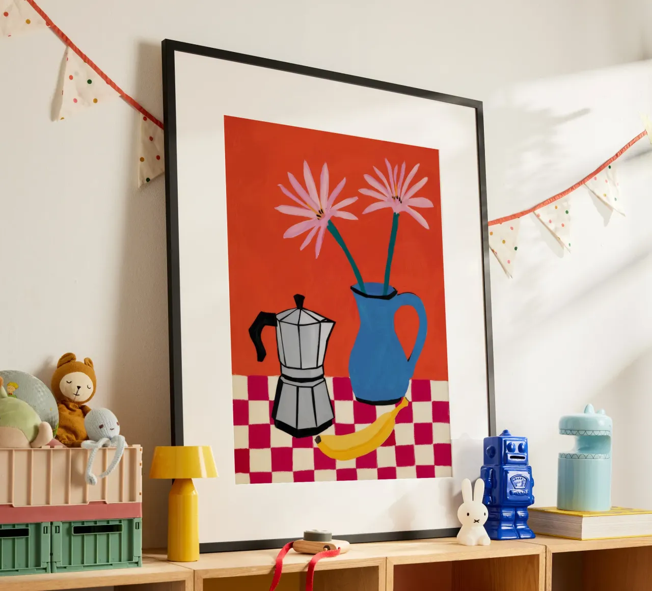 Pentola per moka con piano a scacchi poster con telaio in legno da Muse Artworks