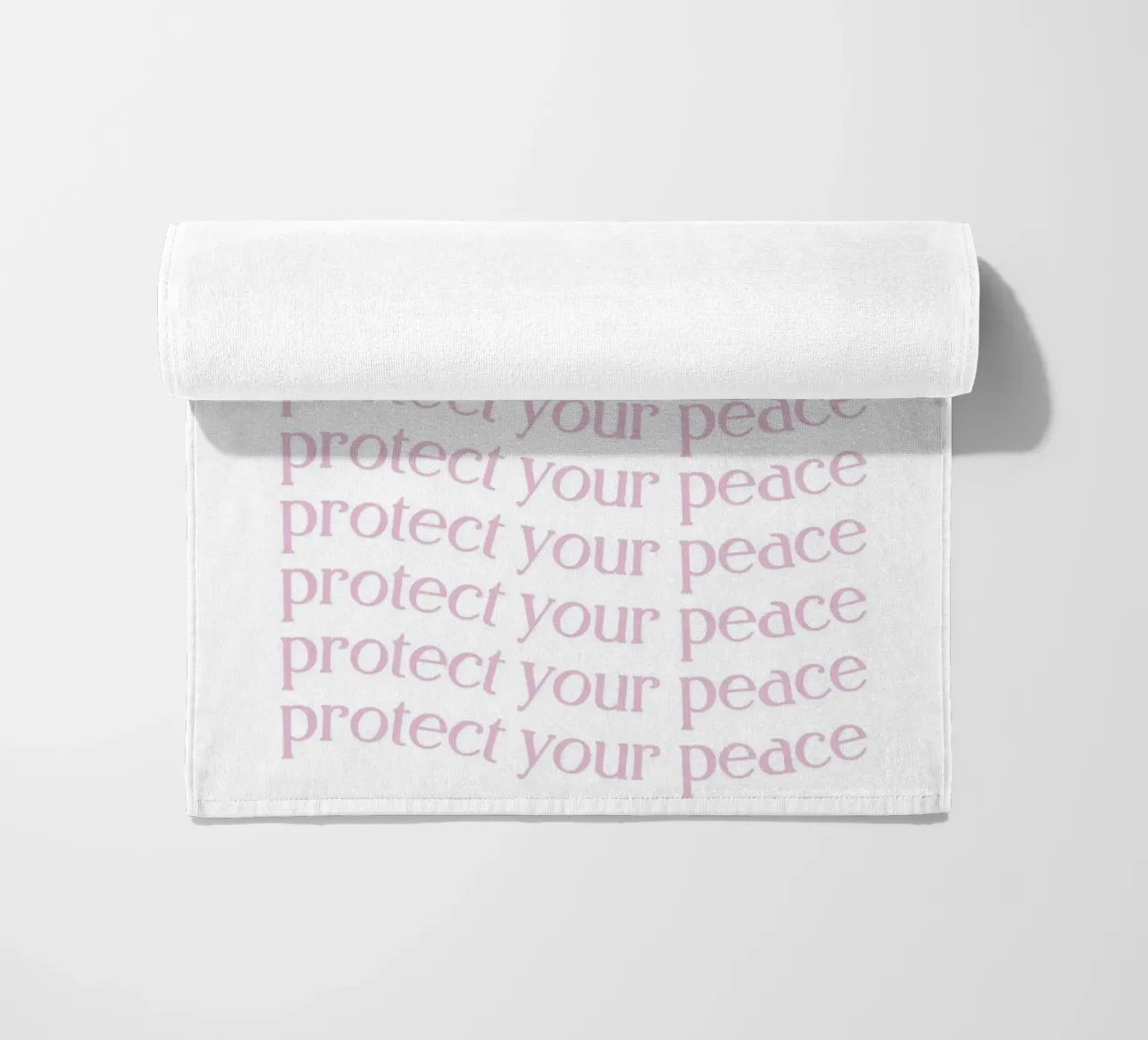 Poster estetico "Proteggi la tua pace" con testo ripetuto in rosa telo mare da homdeco