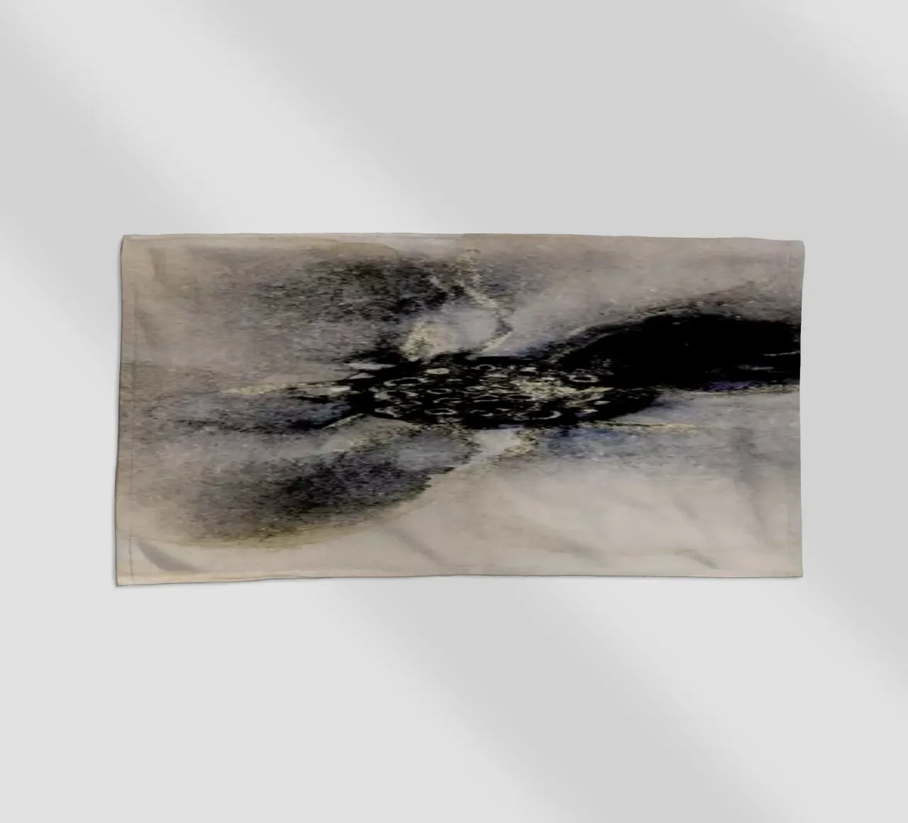 Pittura astratta di fiori - Blu e oro floreale telo mare da Ingrid Beddoes