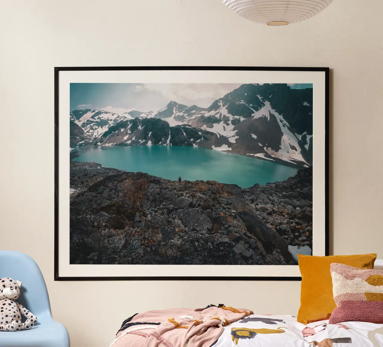 Lago e picco Turquoise, Montagne Rocciose Canadesi poster con telaio in plastica da PhotoVibe Decor
