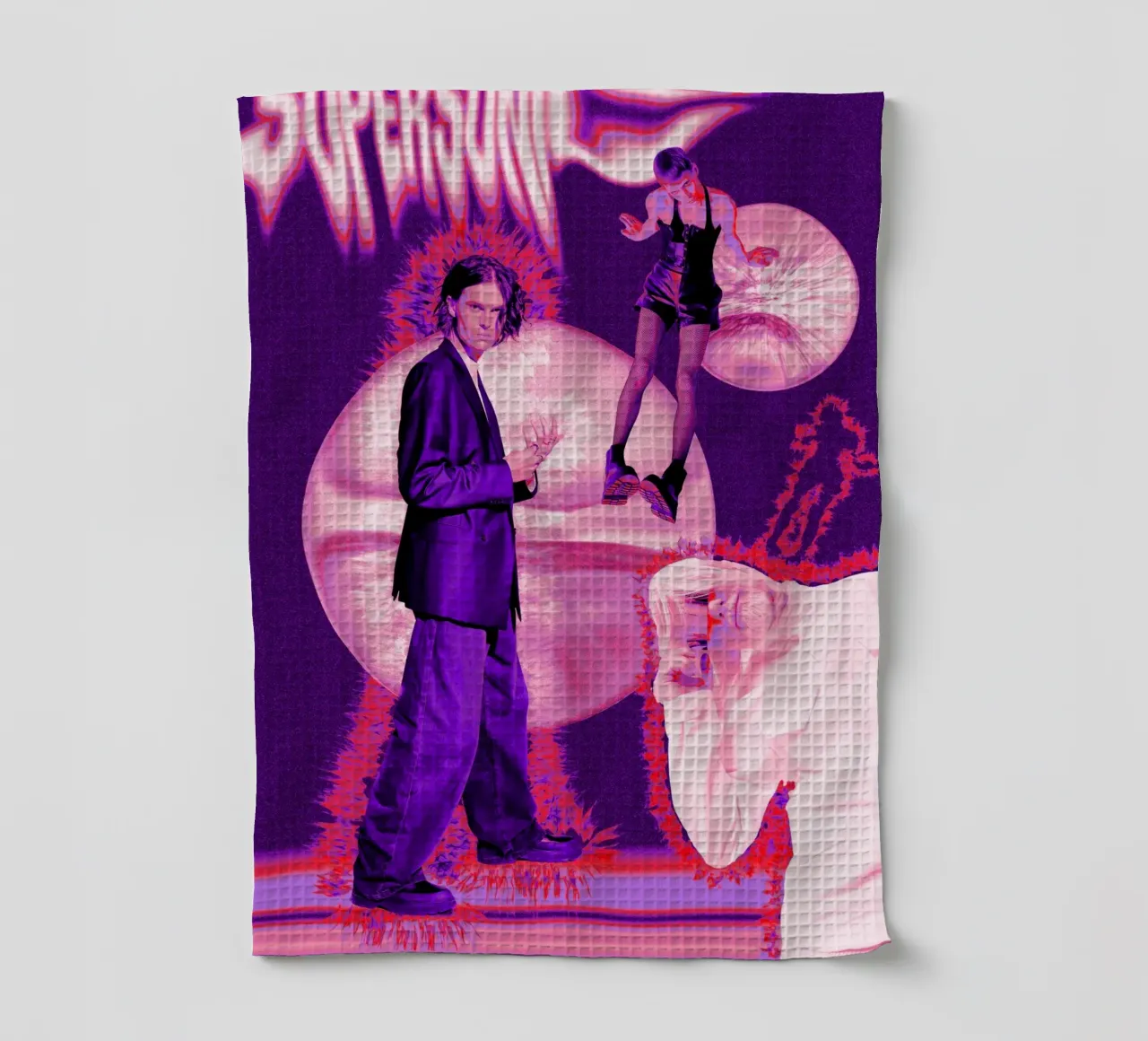 Supersonic Affiche Pop Futuriste Style Rétro Violet et Rose torchon de Sarah Mauriaucourt