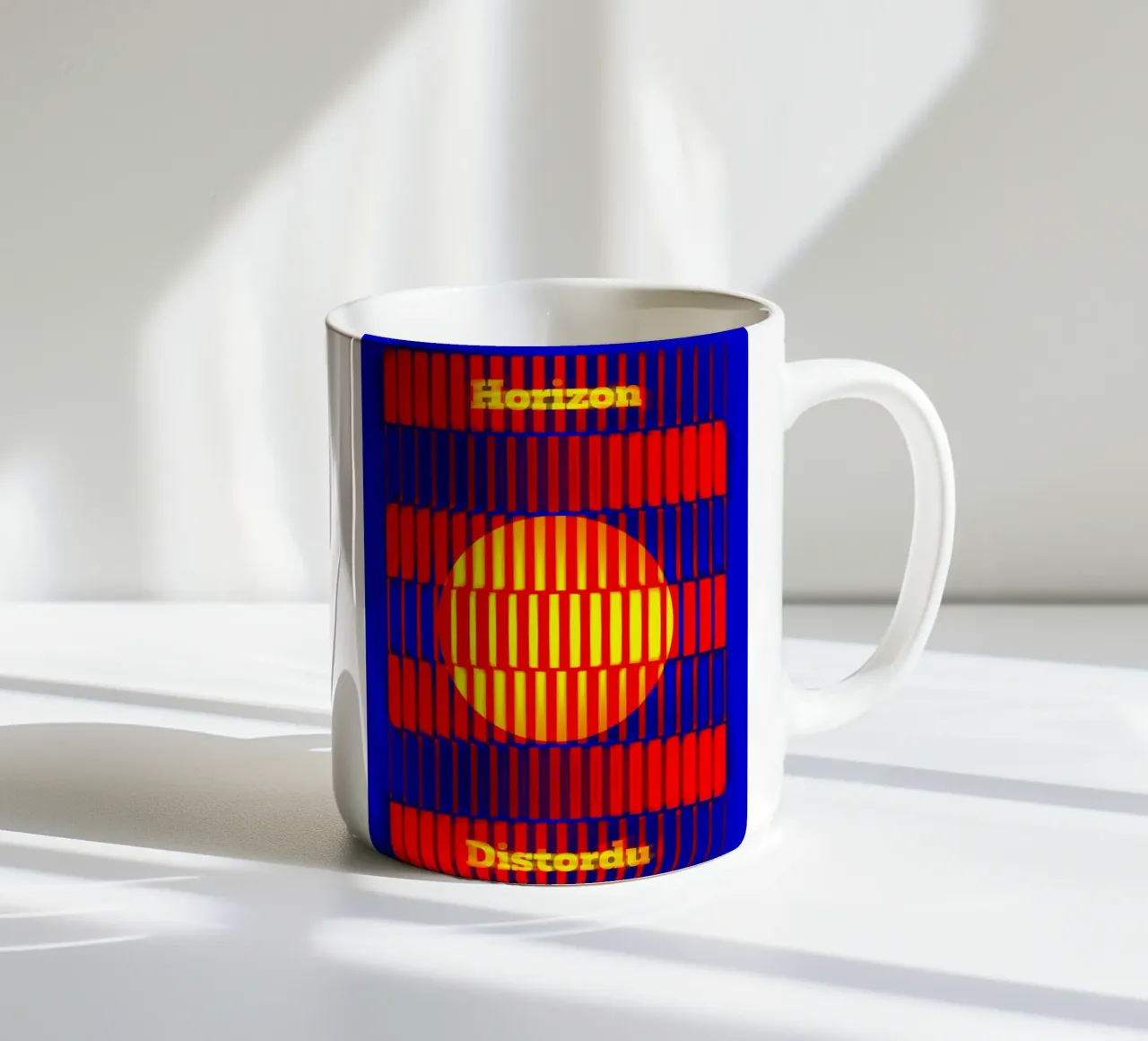 Un orizzonte solare distorto da barre luminose tazza in ceramica da Sarah Mauriaucourt
