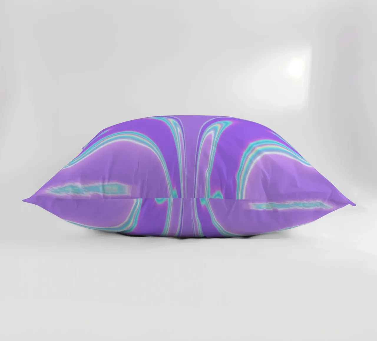 Forme a specchio in una luce iridescente cuscino da Sarah Mauriaucourt