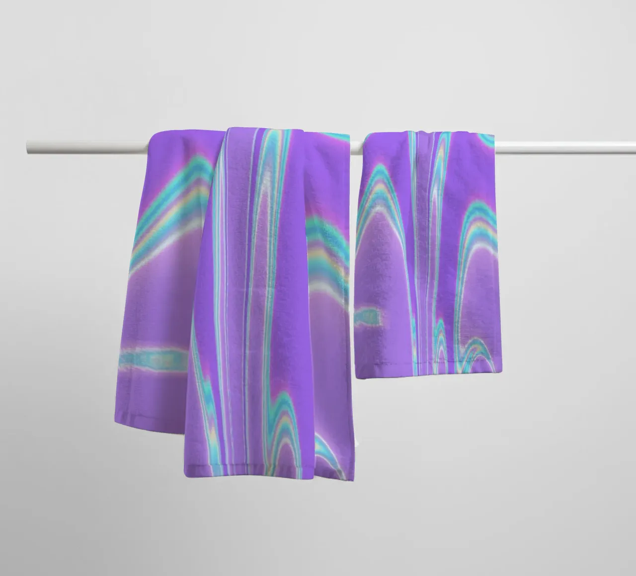 Forme a specchio in una luce iridescente asciugamano da bagno da Sarah Mauriaucourt