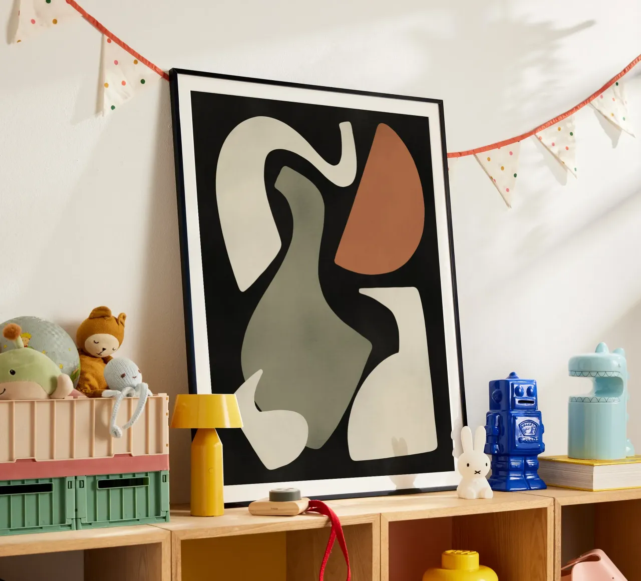 Disposizione di forme organiche ritagliate poster con telaio in legno da Little Dean