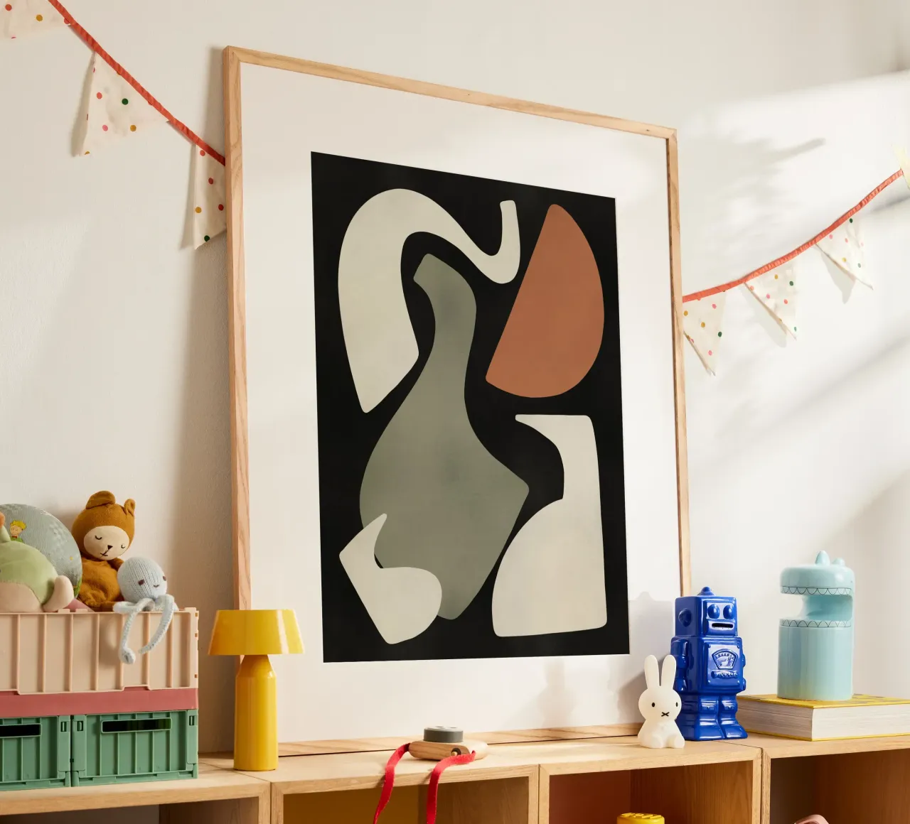 Disposizione di forme organiche ritagliate poster con telaio in legno da Little Dean