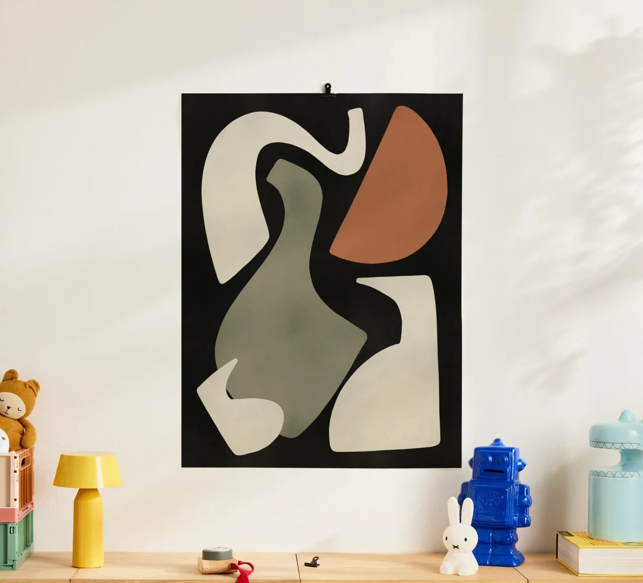 Disposizione di forme organiche ritagliate poster con telaio in legno da Little Dean