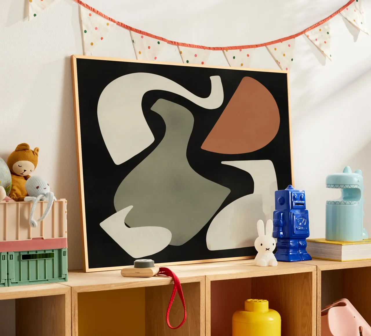 Disposizione di forme organiche ritagliate poster con telaio in legno da Little Dean