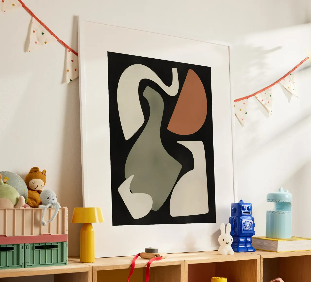 Disposizione di forme organiche ritagliate poster con telaio in legno da Little Dean