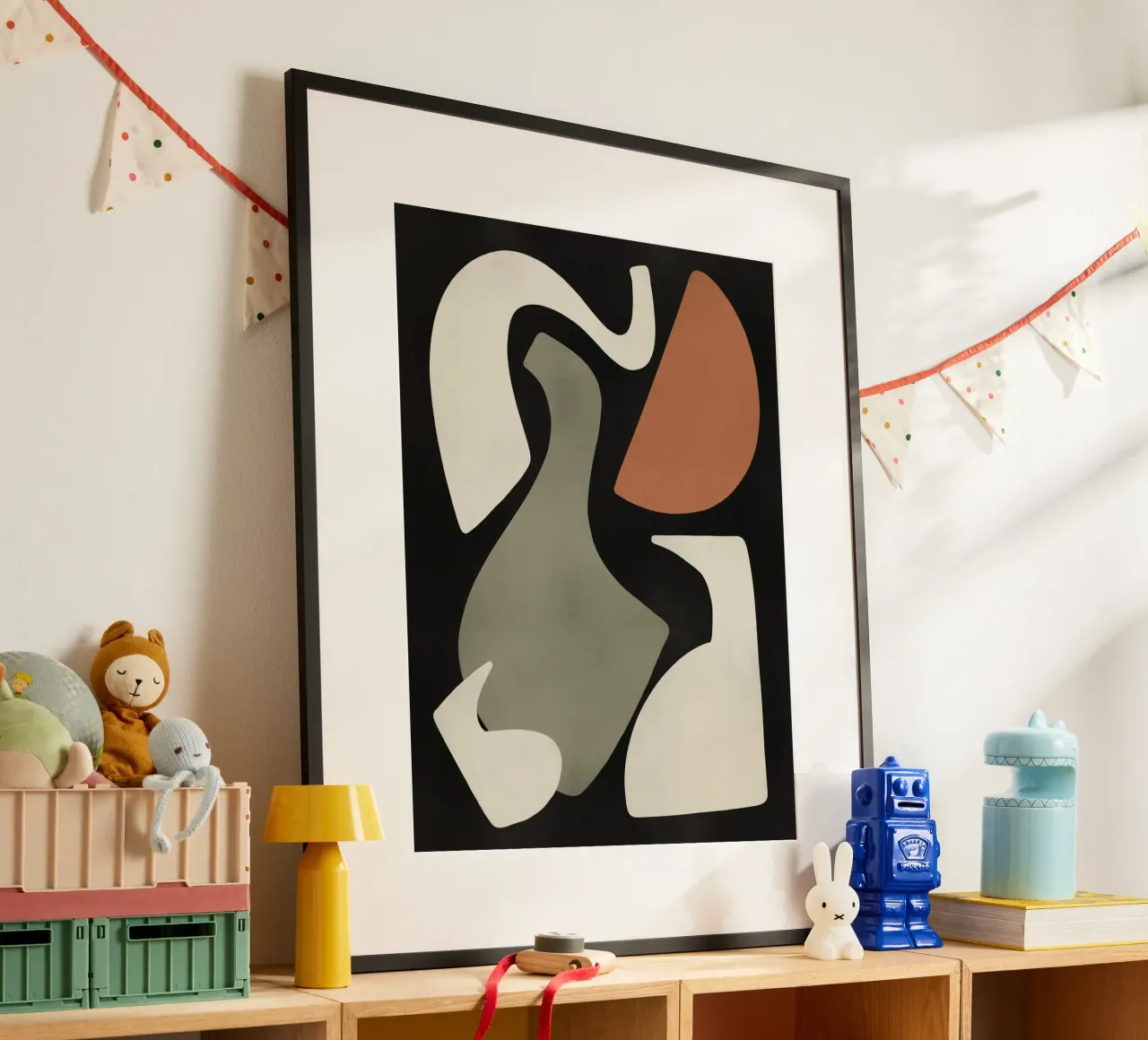 Disposizione di forme organiche ritagliate poster con telaio in legno da Little Dean