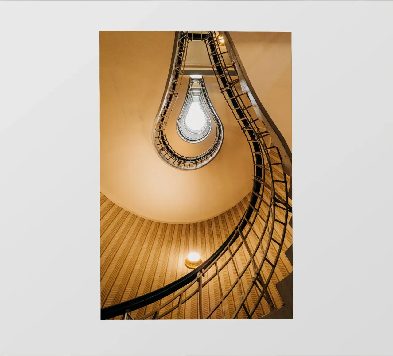 Scala a chiocciola curva a Praga, Repubblica Ceca telo in pvc da Bold and Retro