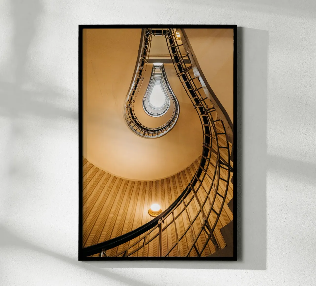 Scala a chiocciola curva a Praga, Repubblica Ceca poster con telaio in legno da Bold and Retro