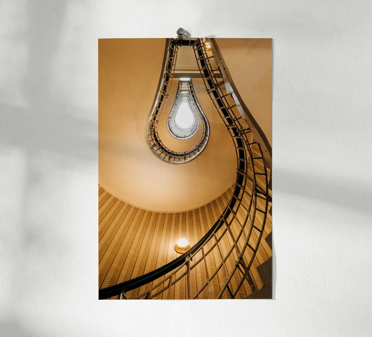 Scala a chiocciola curva a Praga, Repubblica Ceca poster con telaio in legno da Bold and Retro