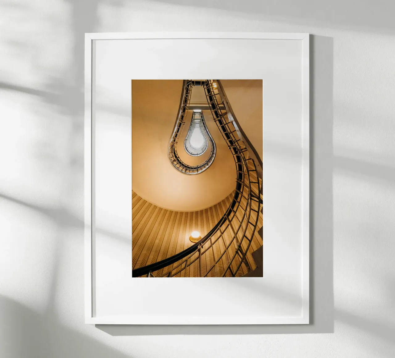 Scala a chiocciola curva a Praga, Repubblica Ceca poster con telaio in legno da Bold and Retro