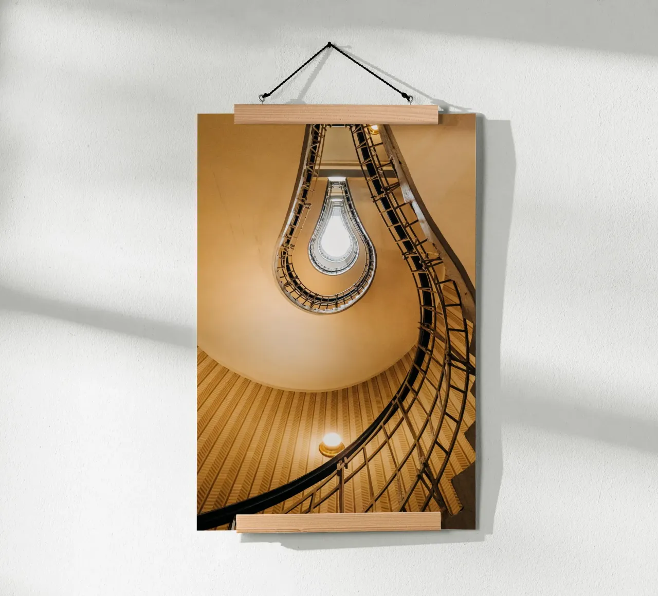 Scala a chiocciola curva a Praga, Repubblica Ceca poster con telaio in legno da Bold and Retro