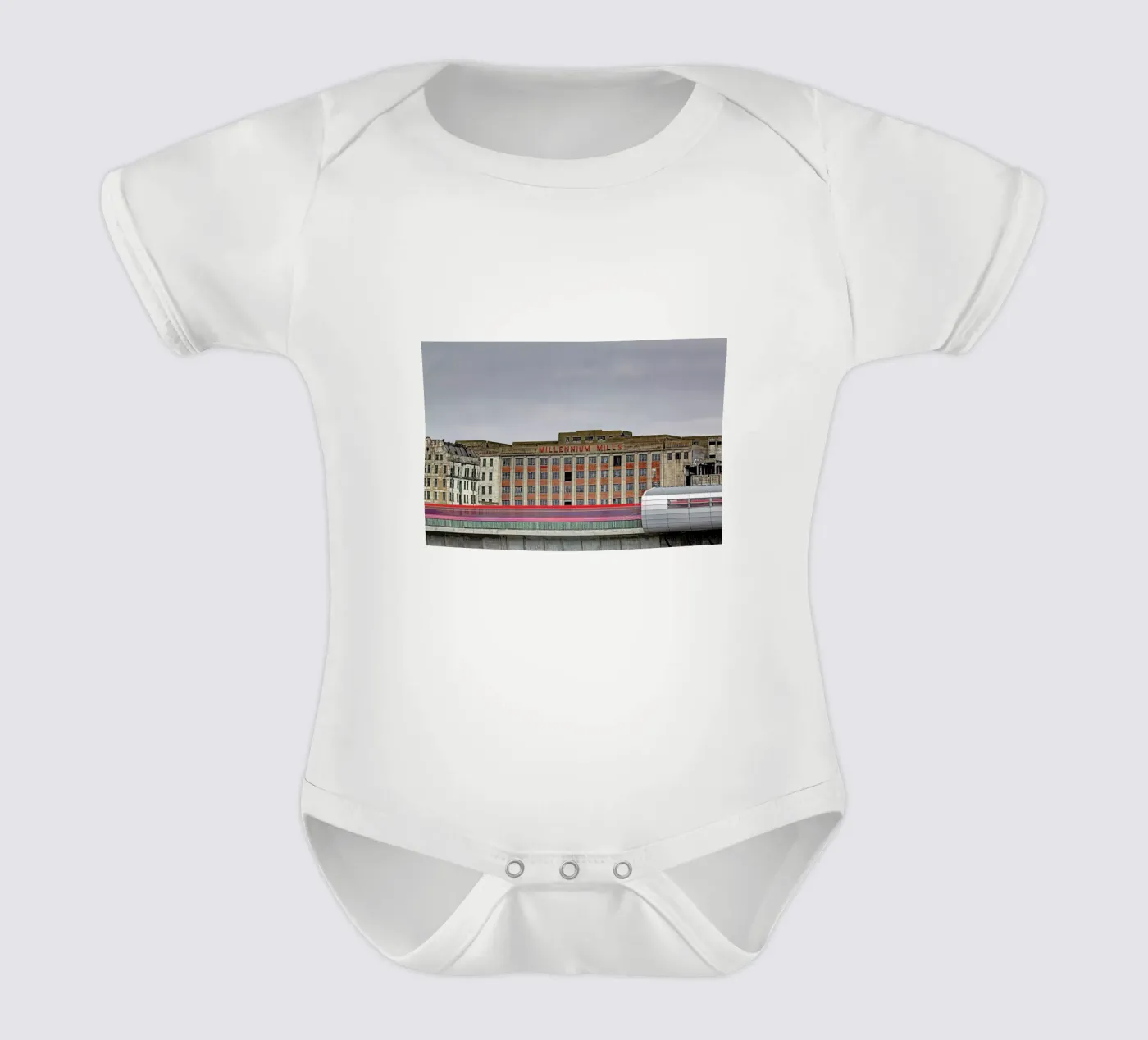 Millenium Mills Kurzarm Babybody von Michael Belhadi