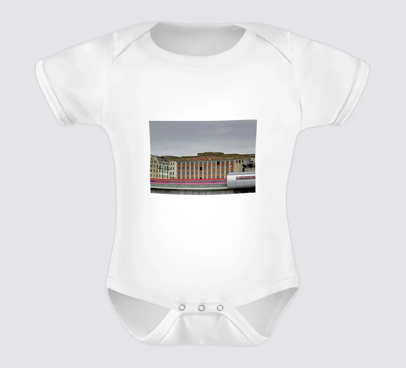 Millenium Mills Kurzarm Babybody von Michael Belhadi
