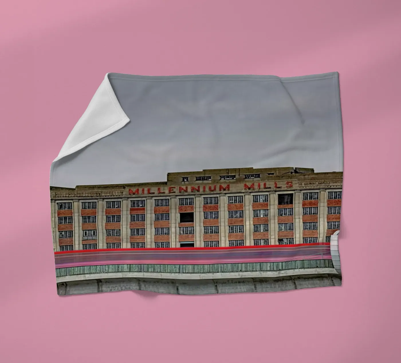 Millenium Mills coperta in pile da Michael Belhadi