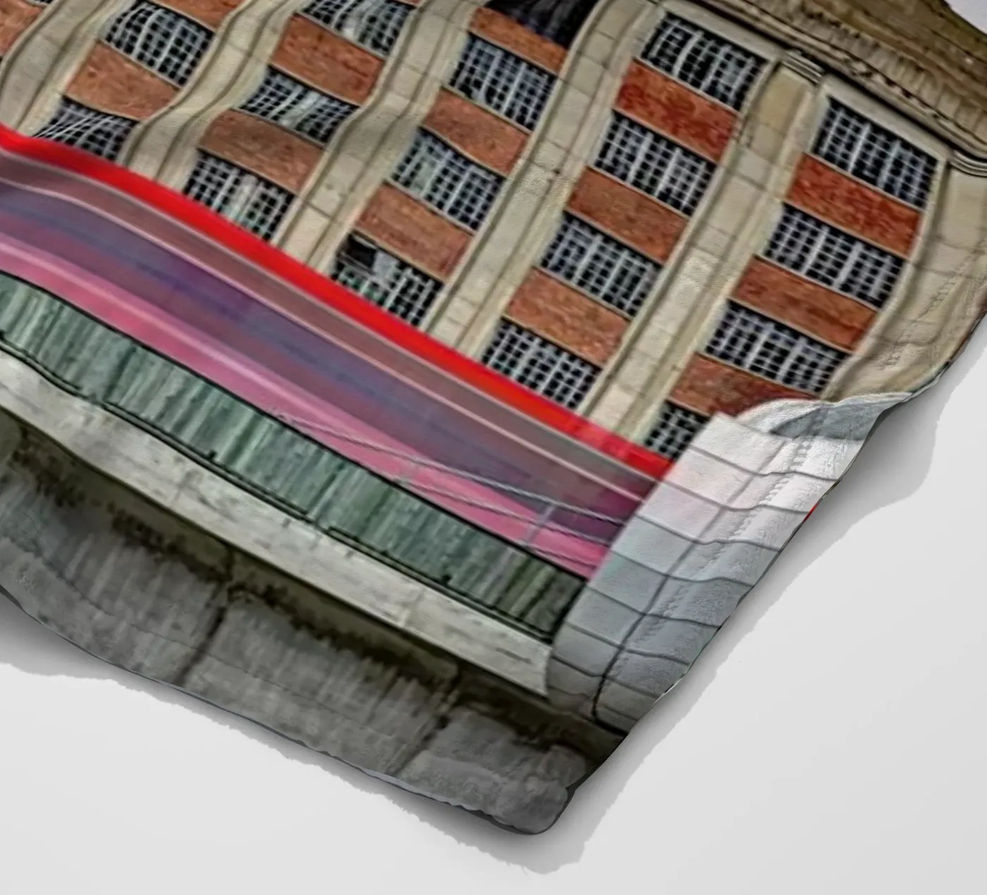 Millenium Mills coperta in pile da Michael Belhadi