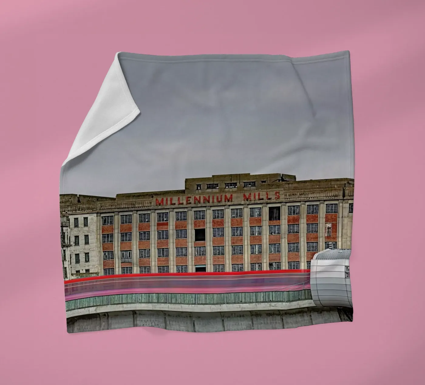 Millenium Mills coperta in pile da Michael Belhadi