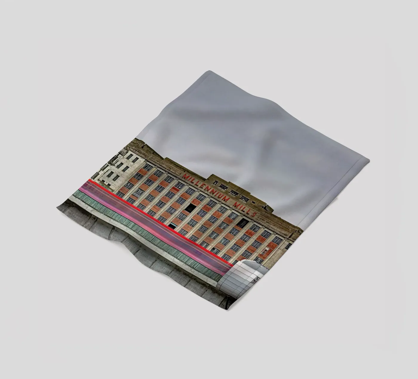 Millenium Mills coperta in pile da Michael Belhadi