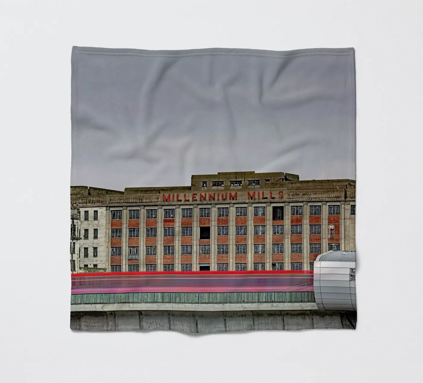 Millenium Mills coperta in pile da Michael Belhadi