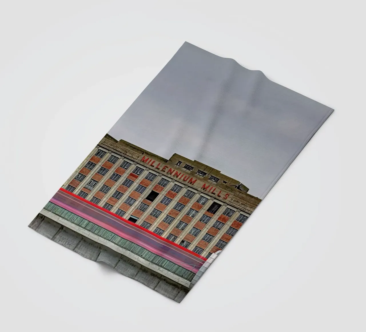 Millenium Mills coperta in pile da Michael Belhadi