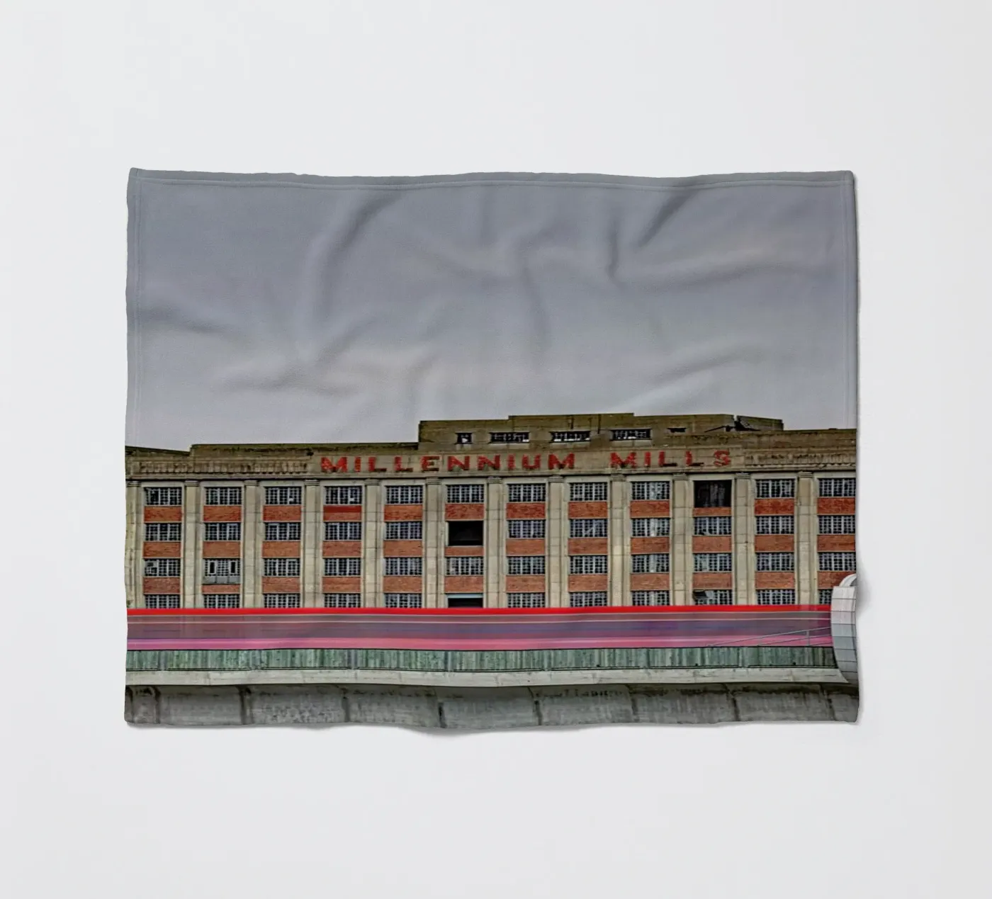 Millenium Mills coperta in pile da Michael Belhadi