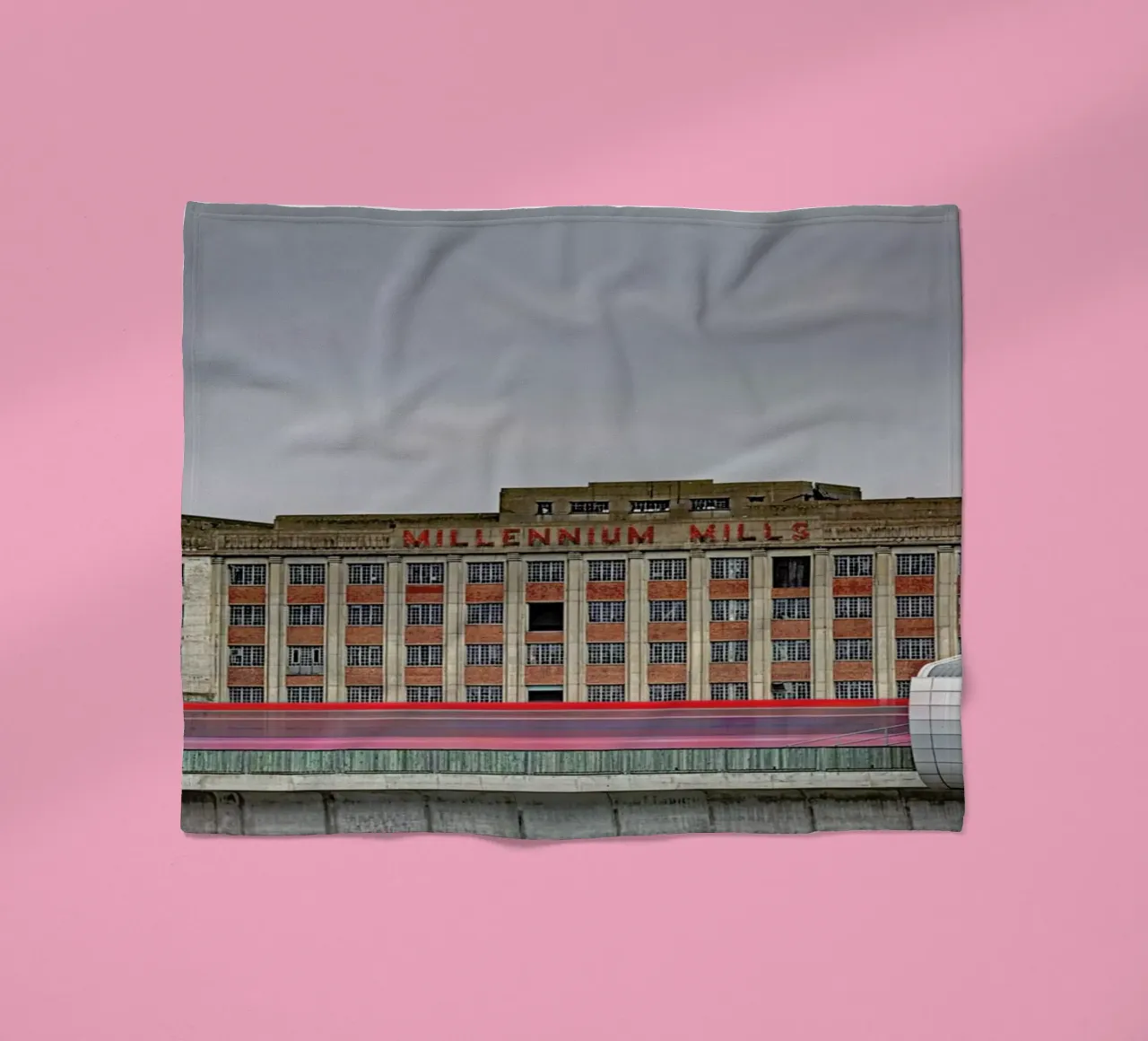 Millenium Mills coperta in pile da Michael Belhadi
