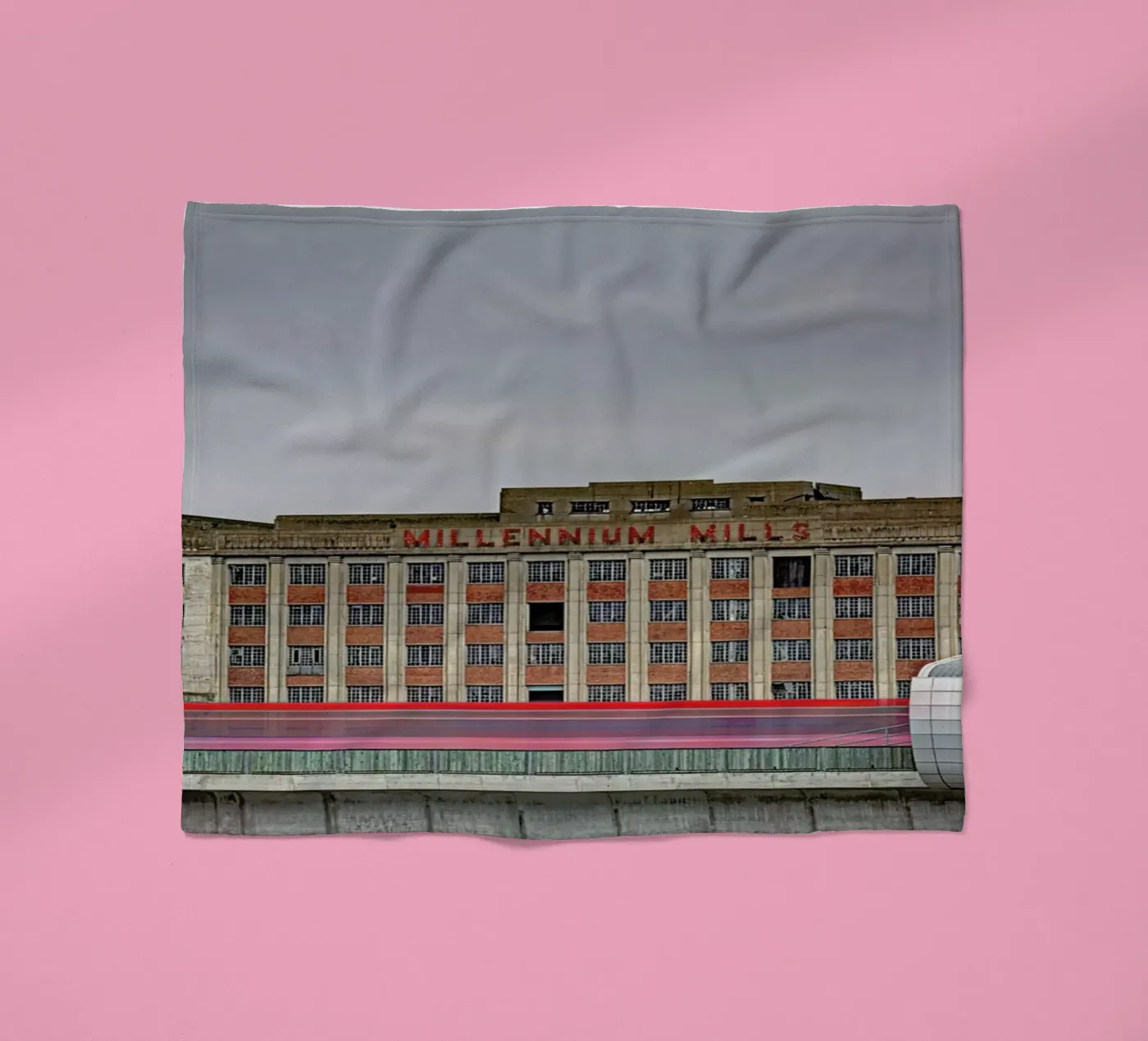 Millenium Mills coperta in pile da Michael Belhadi