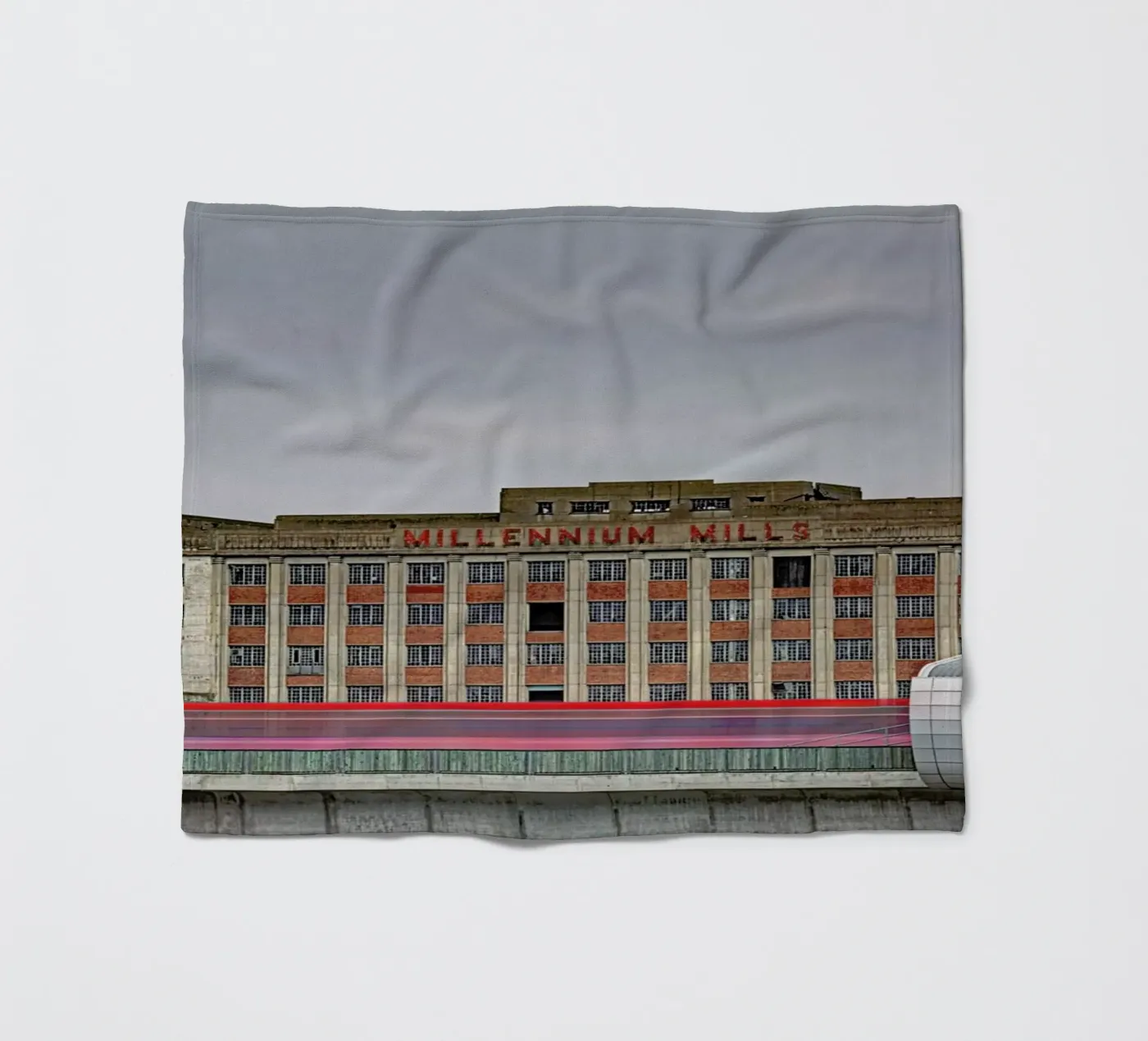 Millenium Mills coperta in pile da Michael Belhadi