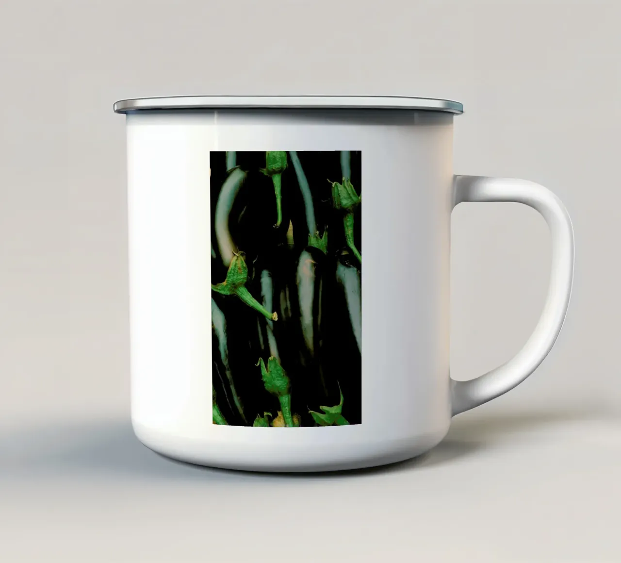 Aubergine Overload tazza in smalto da Sebastian Hilgetag