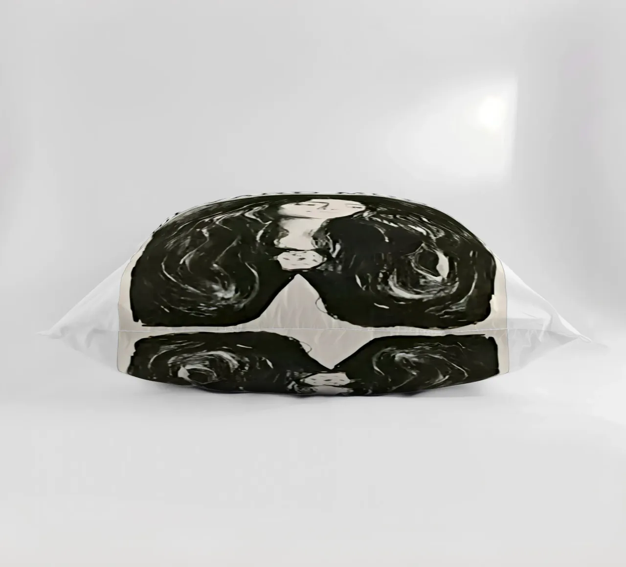 La spilla. Eva Mudocci di Edvard Munch cuscino da kaitlinparkershop