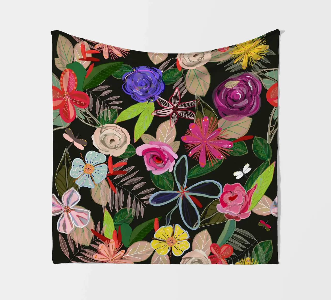 Lebendiges buntes botanisches Blumenmuster mit schwarzem Hintergrund Fleecedecke von gulsengunel