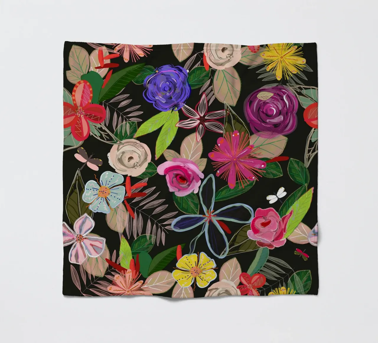 Lebendiges buntes botanisches Blumenmuster mit schwarzem Hintergrund Fleecedecke von gulsengunel