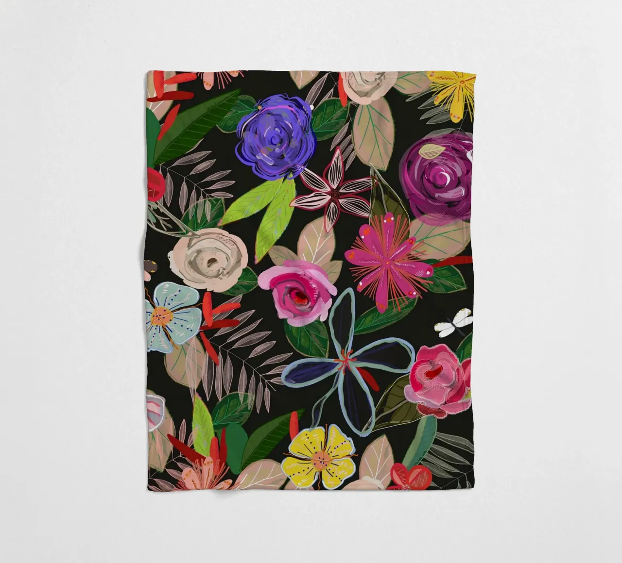 Lebendiges buntes botanisches Blumenmuster mit schwarzem Hintergrund Fleecedecke von gulsengunel