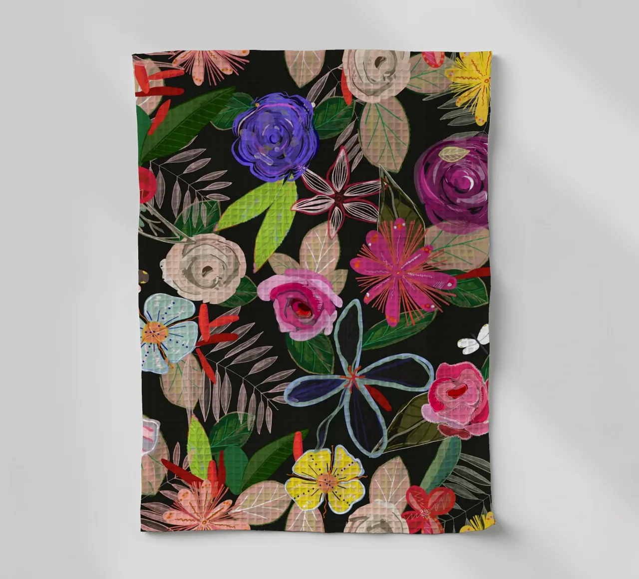 Lebendiges buntes botanisches Blumenmuster mit schwarzem Hintergrund Geschirrtuch von gulsengunel