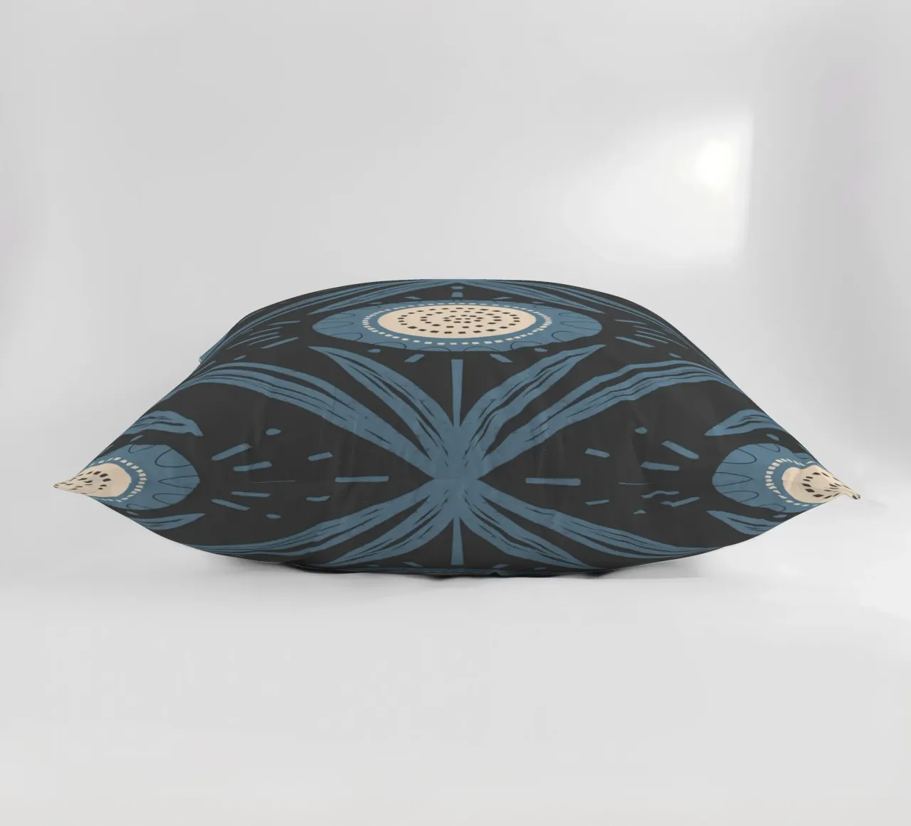 Folk Bloom Radiance - Blu polvere su carbone cuscino da susanacosta