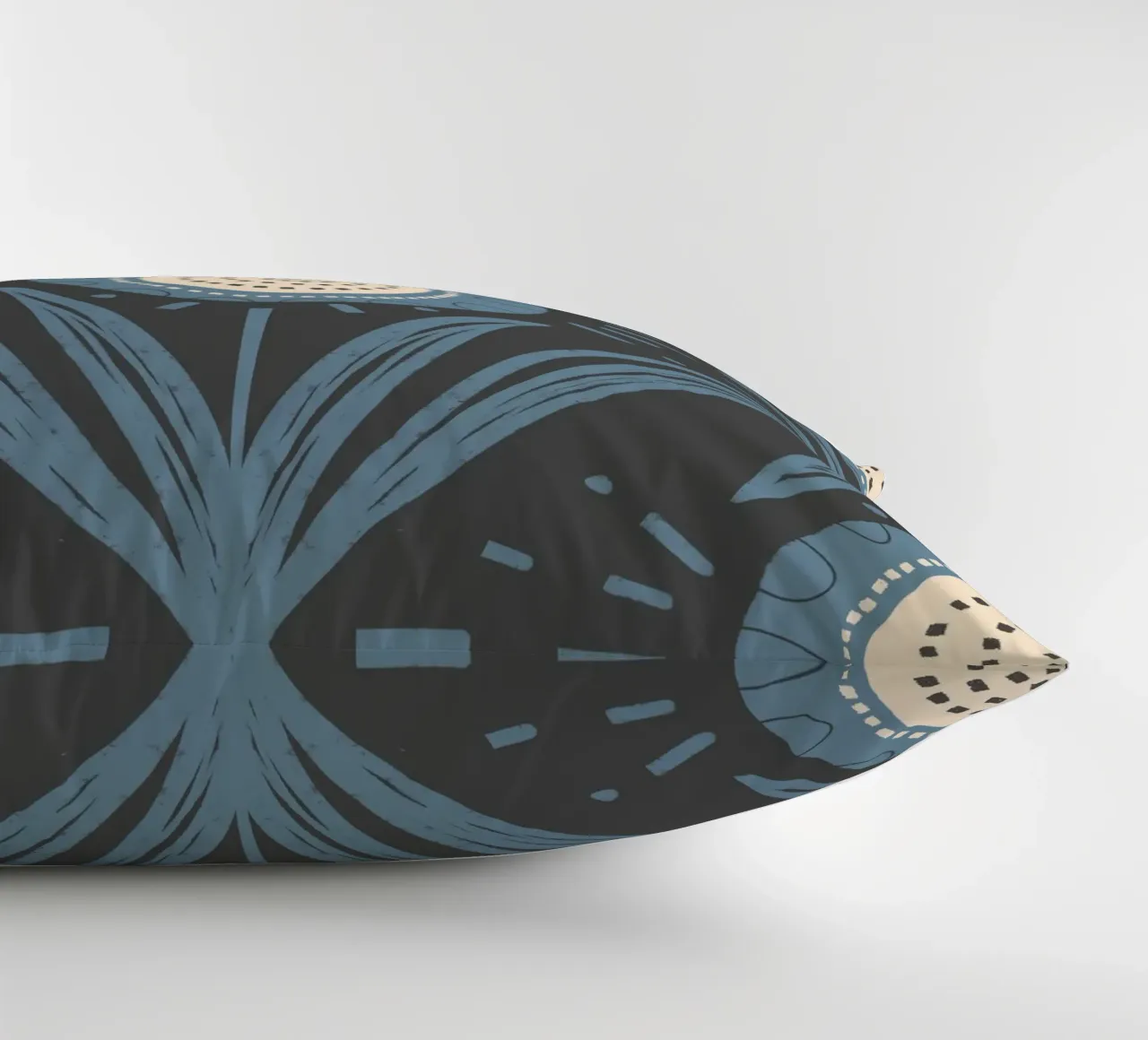 Folk Bloom Radiance - Blu polvere su carbone cuscino da susanacosta