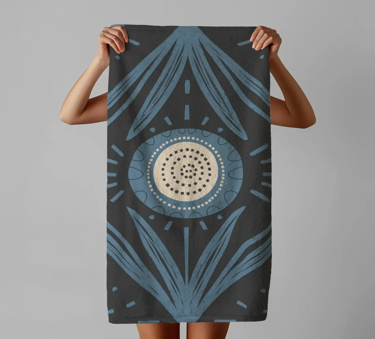 Folk Bloom Radiance - Staubblau auf Anthrazit Handtuch von susanacosta