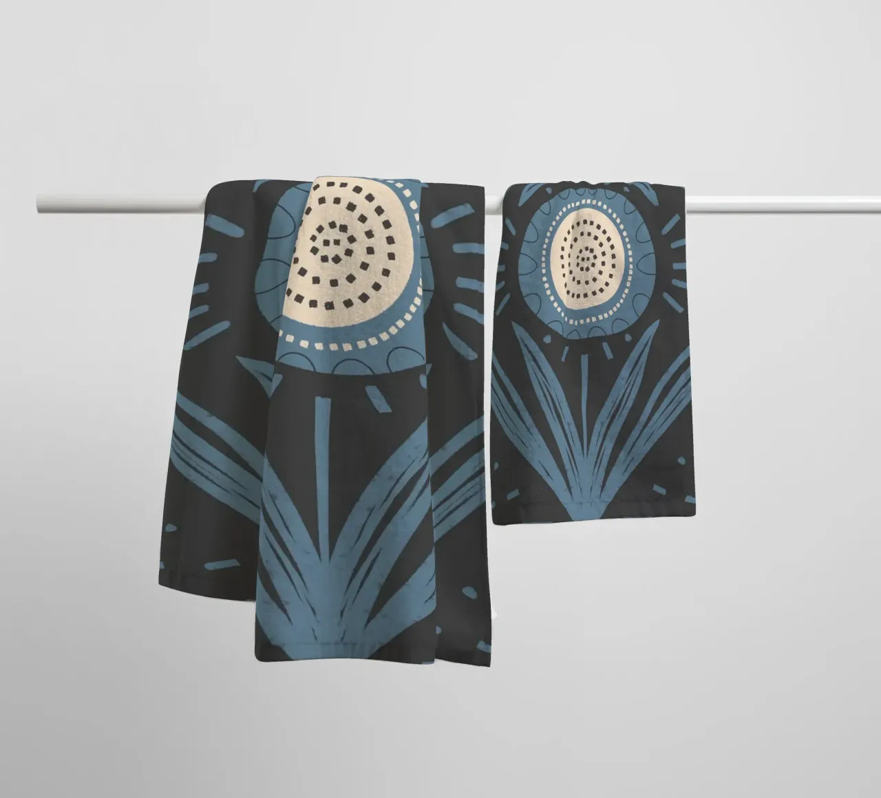 Folk Bloom Radiance - Staubblau auf Anthrazit Handtuch von susanacosta