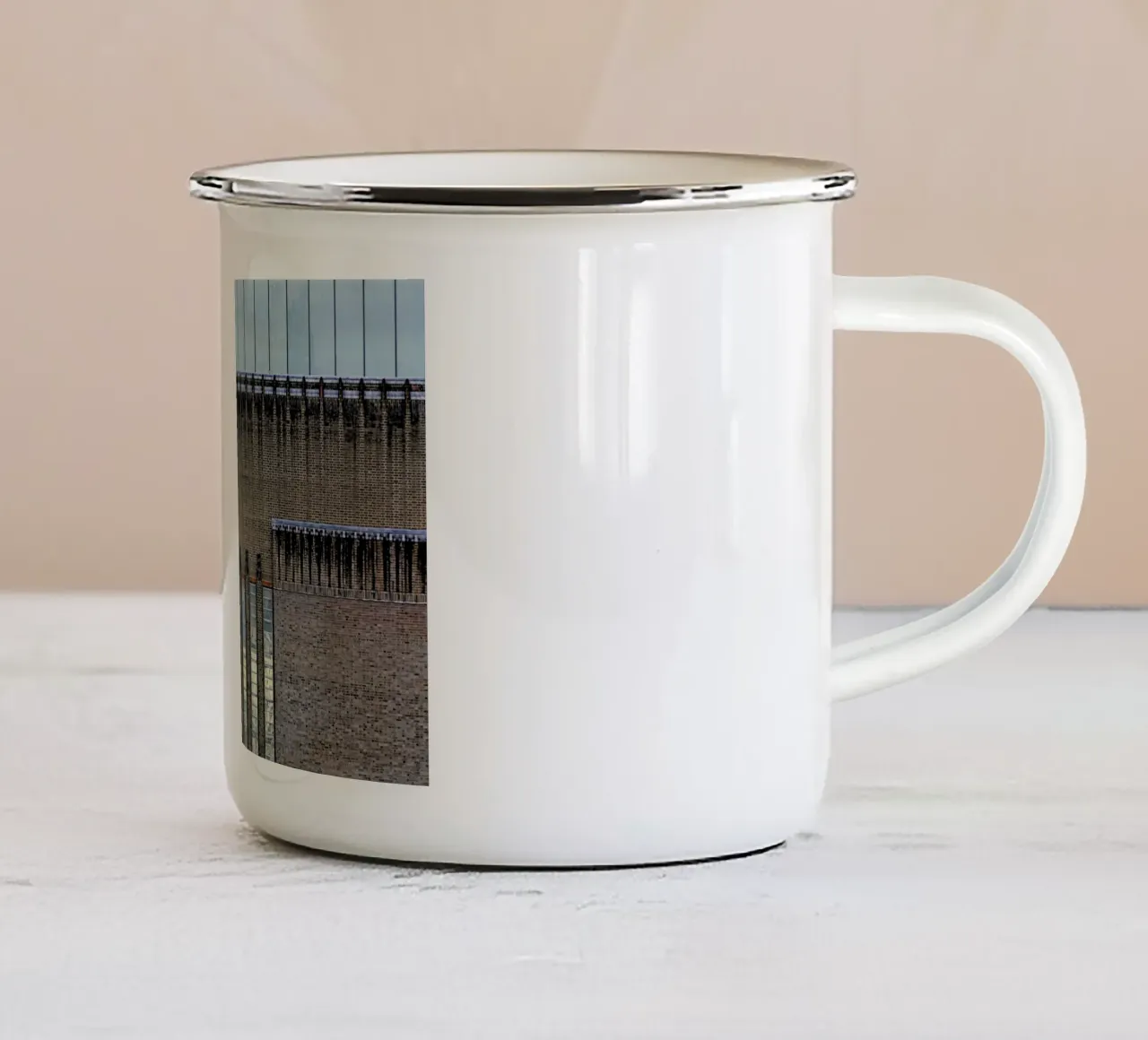Tate Modern tazza in smalto da Michael Belhadi