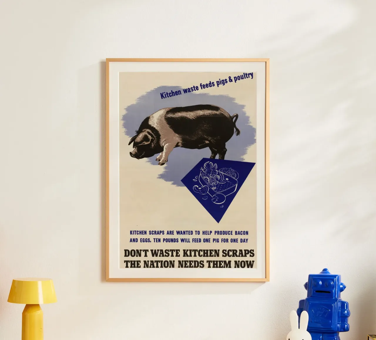 WWII "Verschwendet keine Reste" Propagandaposter Poster mit Kunststoffrahmen von ClubArt