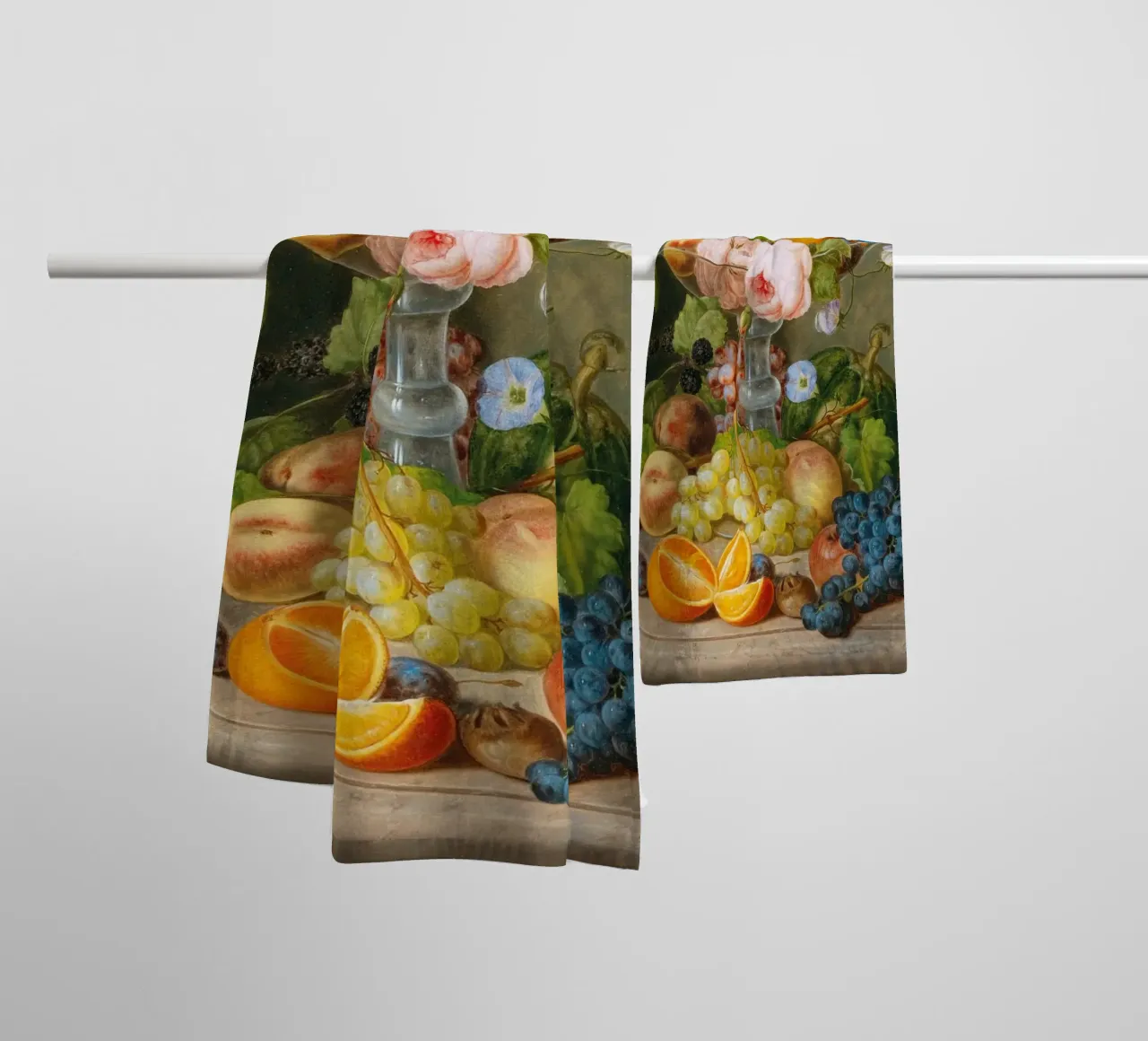 Natura morta vittoriana con cornucopia di frutta e fiori asciugamano da bagno da ClubArt