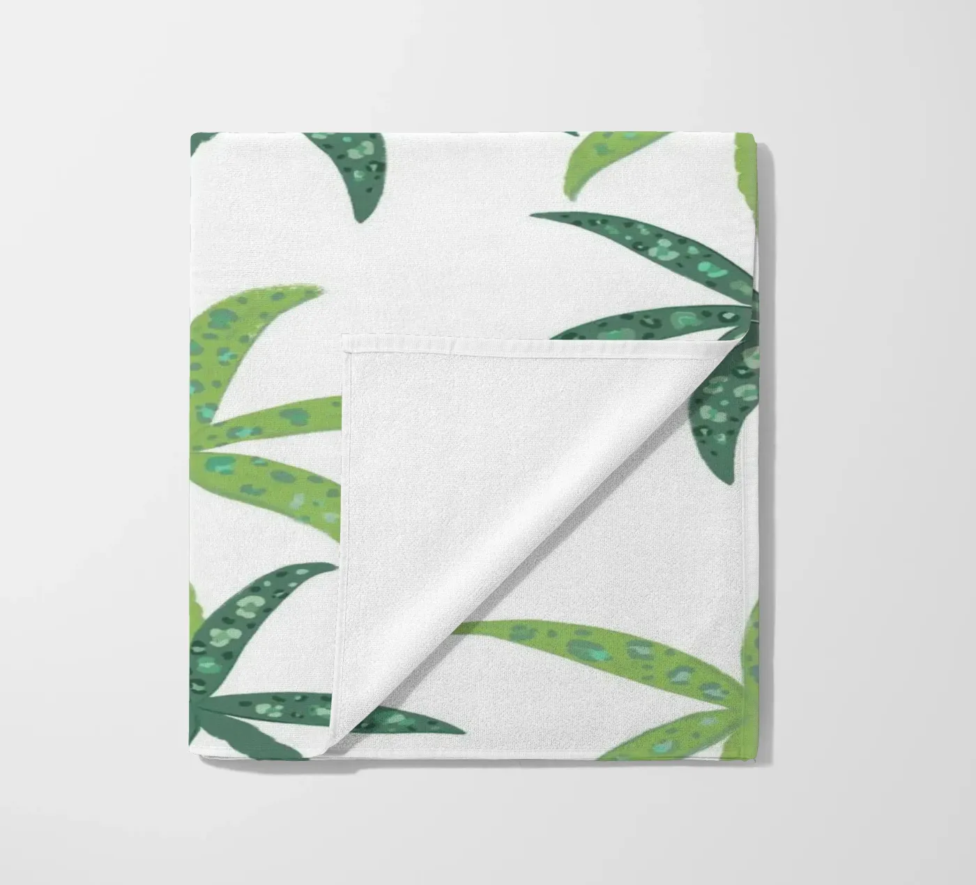 Regenwoud met luipaardpatroon strandhanddoek van gulsengunel