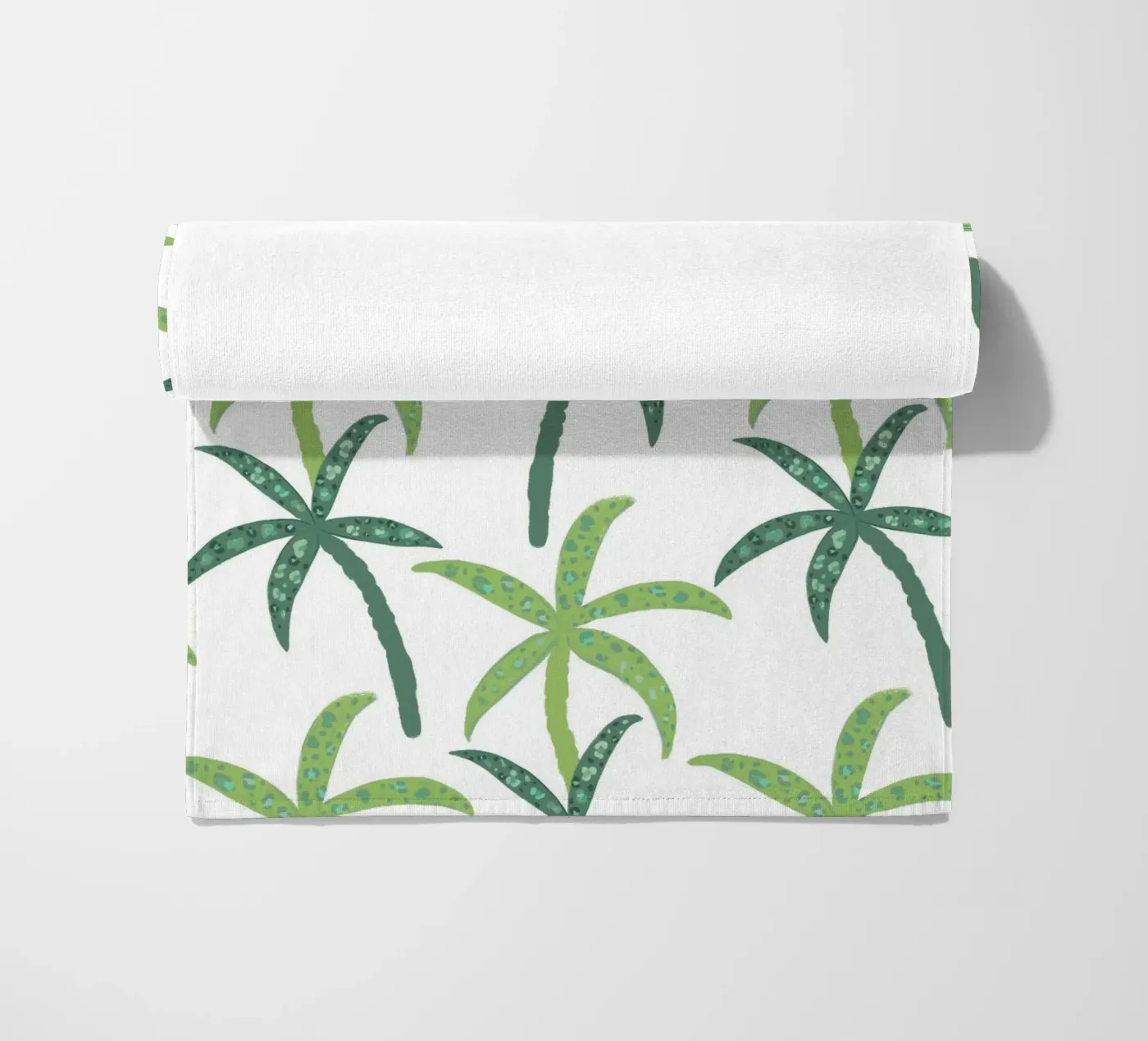 Regenwoud met luipaardpatroon strandhanddoek van gulsengunel