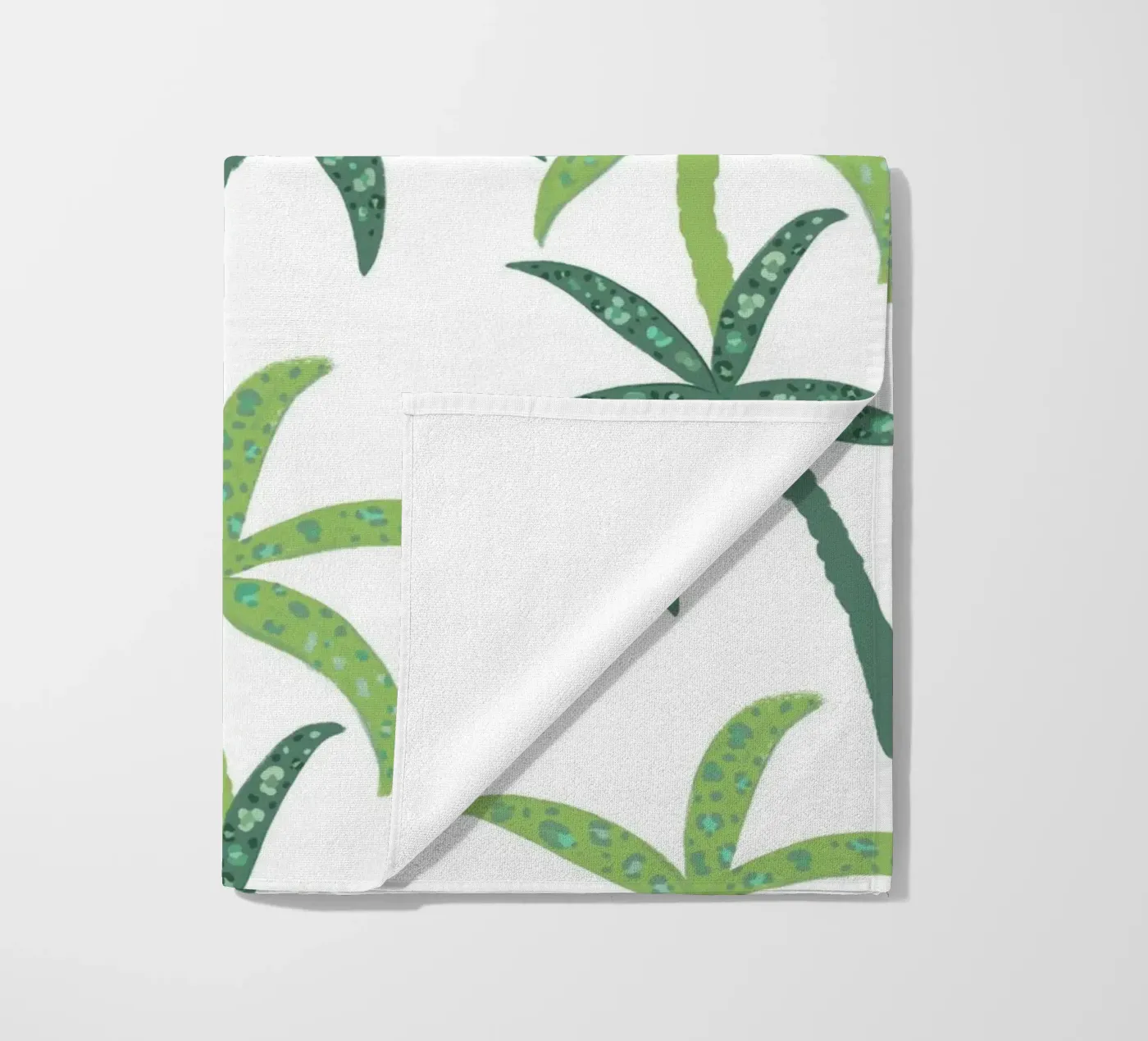 Regenwoud met luipaardpatroon strandhanddoek van gulsengunel